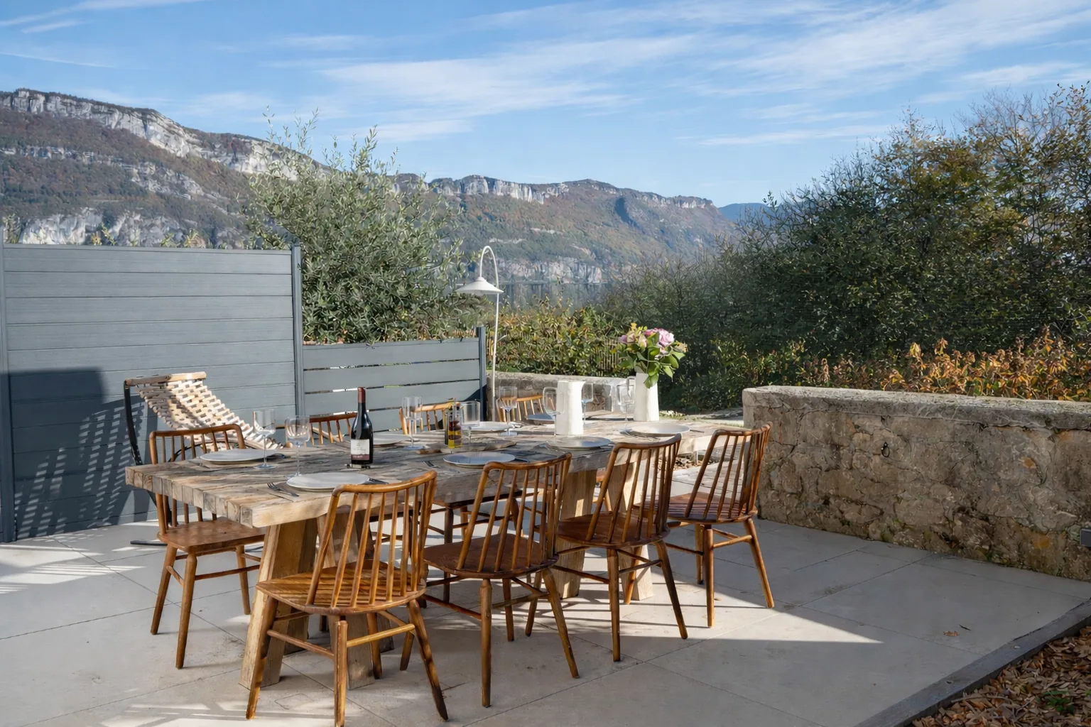 La terrasse face aux montagnes