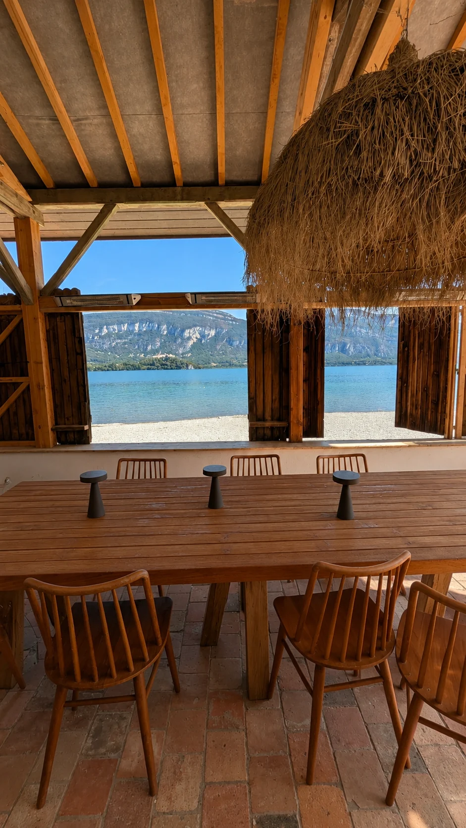 Une grande table de réunion ouverte sur le lac du Bourget