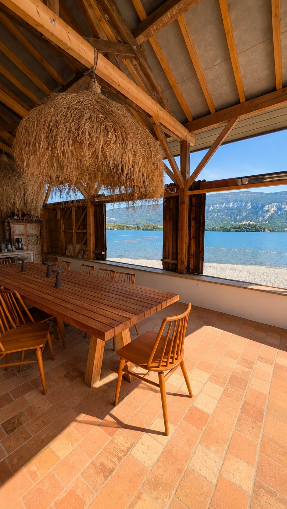 La salle de séminaire avec vue panoramique sur le lac et les montagnes