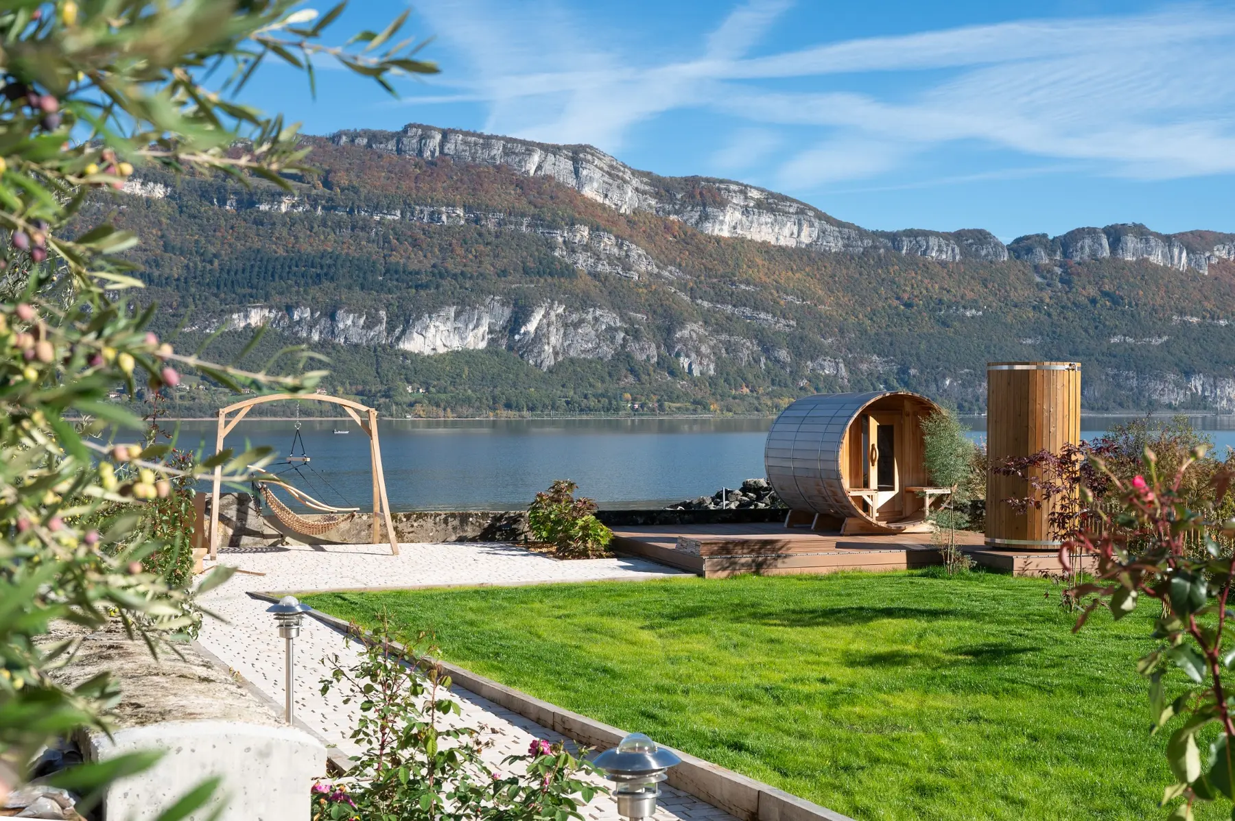 Le jardin de Lake Retreat avec son sauna face au lac du Bourget