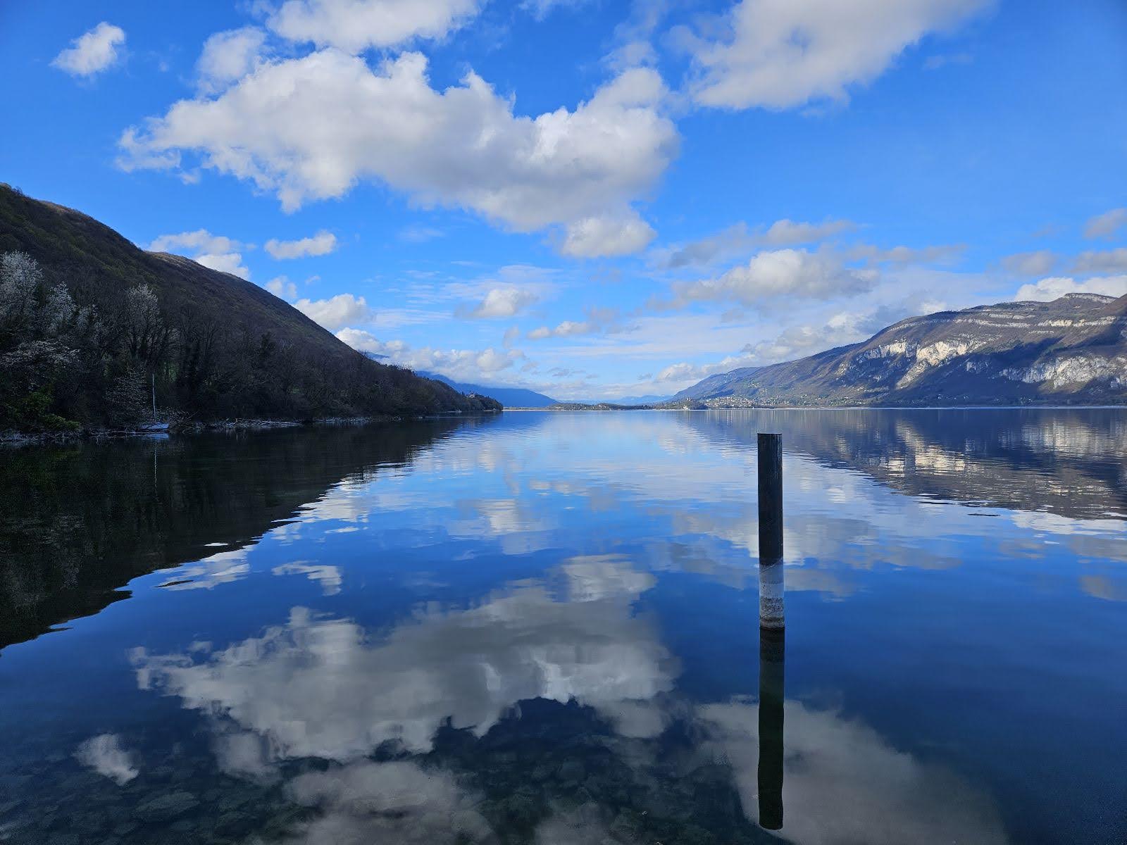 Le lac du Bourget sous les nuages, entre lac et montagne